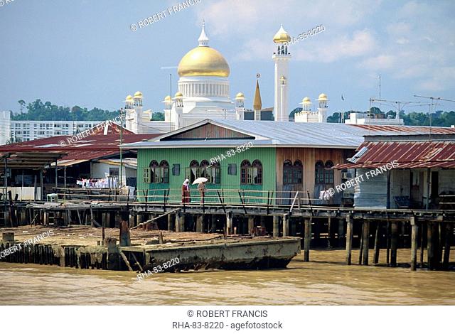 The Omar Ali Saifuddin Mosque beyond stilt houses on the Brunei River in Bandar Seri Begawan, capital of Brunei Darussalam, Borneo, Southeast Asia, Asia