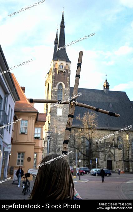 24 March 2023, Saxony-Anhalt, Köthen (Anhalt): The Jesus Cross is carried from church to church on the Youth Way of the Cross