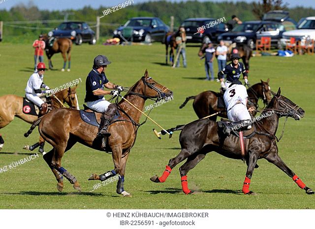 Pedro Llorente, a Team Lanson polo player, wearing a white jersey with the number 3, being chased by Christopher Kirsch, Team Bucherer