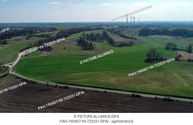 07 April 2019, Brandenburg, Mallnow: The Oderbruch slopes in Mallnow at the edge of the Oderbruch (aerial view with a drone)
