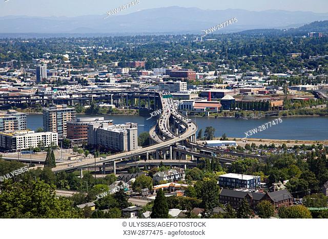 America, USA, State of Oregon, town of Portland, overview with, Willamette river and Marquam Bridge