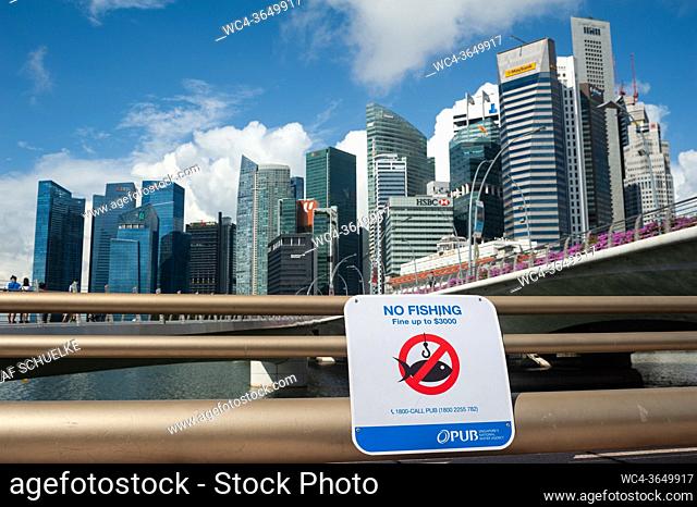 Singapore, Republic of Singapore, Asia - A sign points to the prohibition of fishing along the Singapore River in Marina Bay