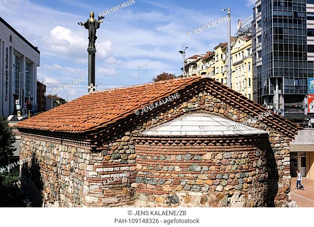11.09.2018, Bulgaria, Sofia: The church Sveta Petka Samardzhiyska, patron saint of saddlers, and the statue of Saint Sofia, Sveta Sofia