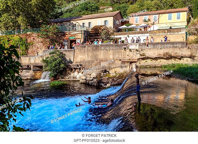 WATER PLAY, HOUSES AND STROLLING ON THE BANKS OF THE SORGUE, FONTAINE-DE-VAUCLUSE, VAUCLUSE, LUBERON, FRANCE