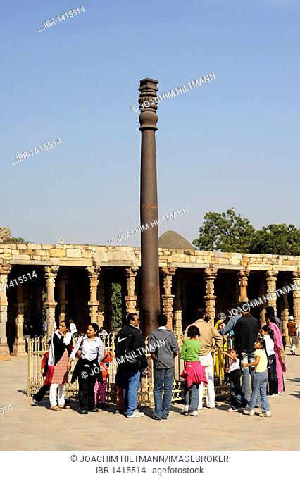 Iron pillar, Qutb Complex, Mehrauli Archaeological Park, Delhi, Uttar Pradesh, North India, India, South Asia, Asia