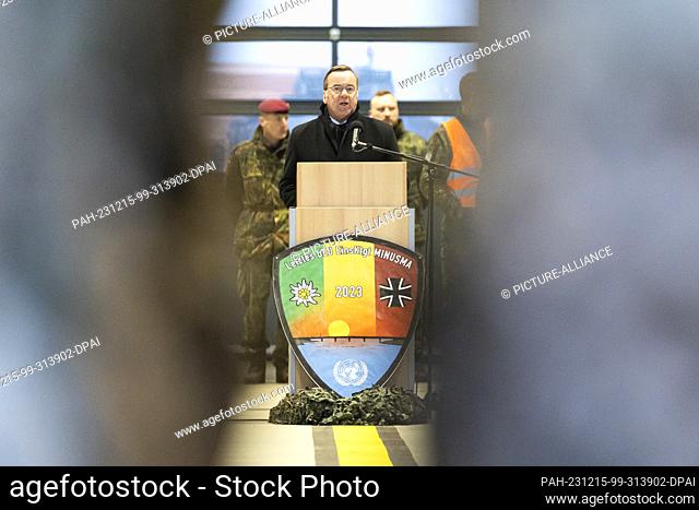 15 December 2023, Lower Saxony, Wunstorf: Boris Pistorius (SPD), Federal Minister of Defense, speaks at a returnee roll call in a hangar on the grounds of...