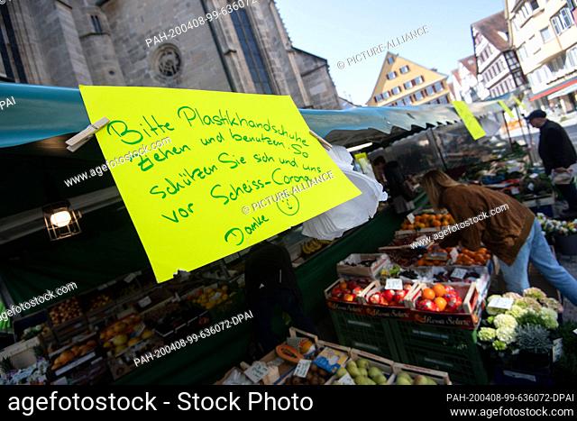 08 April 2020, Baden-Wuerttemberg, Tübingen: At a stand at the weekly market there is a poster with the inscription ""Please remove and use plastic gloves
