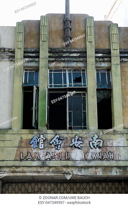 Fassade von altem chinesischem Geschaeftshaus in der Altstadt von George Town, Penang, Malaysia