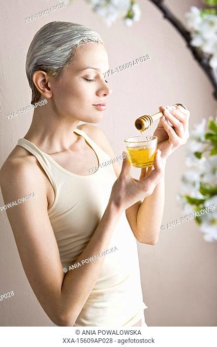 woman with honey hair-conditioner