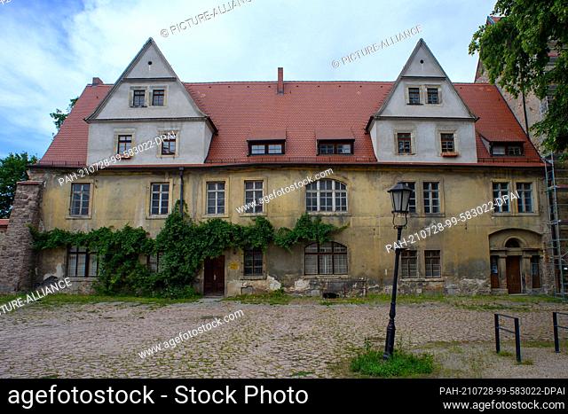28 July 2021, Saxony-Anhalt, Köthen (Anhalt): The unrenovated Stone House of Köthen Castle. In Saxony-Anhalt, 200 million euros will be distributed from the...