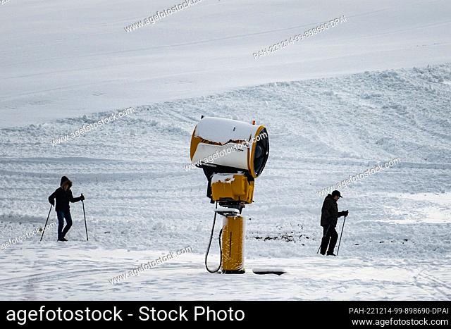 14 December 2022, Hessen, Willingen: Winter sports enthusiasts are out and about in the snowy winter landscape at a snow-making facility in the Ettelsberg ski...
