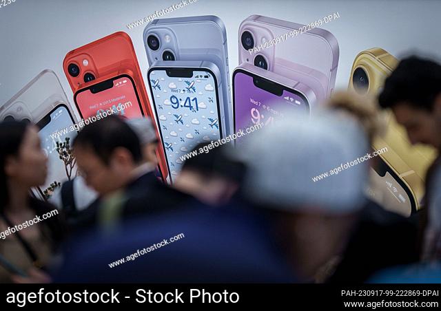 16 September 2023, USA, New York: Iphones at the Apple Store on 5th Avenue in Manhattan. Photo: Michael Kappeler/dpa. - New York/New York/USA