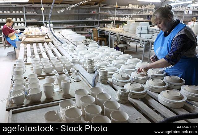 RUSSIA, SVERDLOVSK REGION - DECEMBER 4, 2023: Employees are at work at the Sysert porcelain factory. Donat Sorokin/TASS