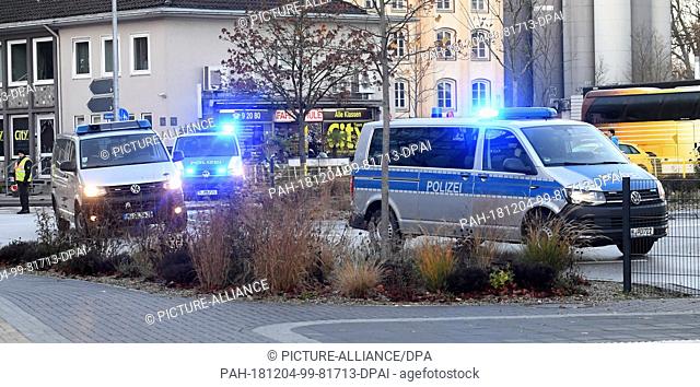 04 December 2018, Lower Saxony, Celle: Police vehicles bring Abu Walaa, the alleged leader of the terrorist militia Islamic State (IS) in Germany