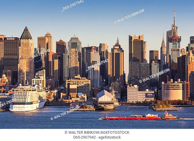 USA, New York, New York City, Manhattan skyline from Weehaken New Jersey, dusk