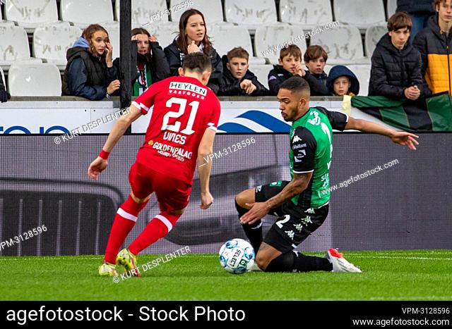 Antwerp's Sam Vines and Cercle's Victor Alexander Da Silva Vitinho fight for the ball during a soccer match between Cercle Brugge and Royal Antwerp FC