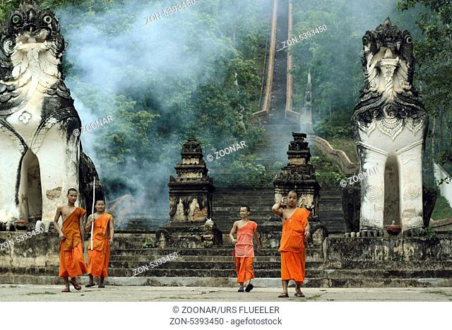 Der untere Teil des Tempel Wat Phra That Doi Kong Mu ueber dem Dorf Mae Hong Son im norden von Thailand in Suedostasien
