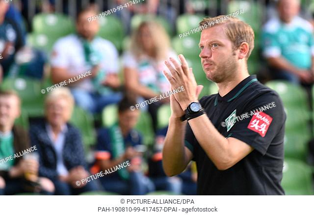 10 August 2019, Bremen: Soccer: DFB Cup, Atlas Delmenhorst - Werder Bremen, Round 1, Weserstadion. Werder coach Florian Kohfeldt goes into the cabin before the...
