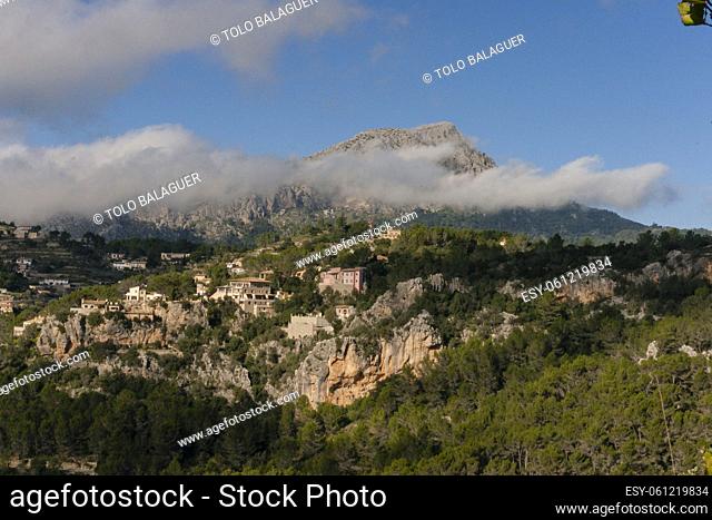 Puig de Galatzo, 1027 metros y el pueblo de Galilea, Sierra de Tramuntana, Mallorca, Islas Baleares, Spain