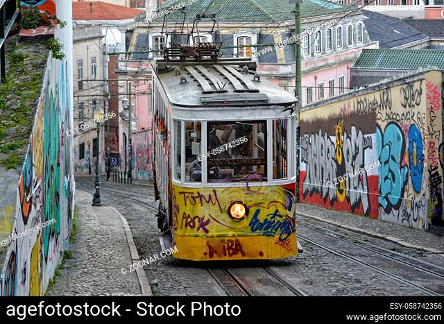Ein der berühmten Schrägbahnen /Schrägaufzuege in Lissabon, mit denen die Höhenunterschiede in diversen Stadtteilen sowohl aufwärts als auch abwärts bequem...