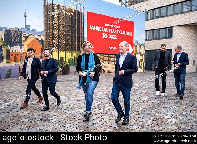 22 January 2022, Berlin: Chancellor Olaf Scholz (3rd from right, SPD) joins SPD party chairs Saskia Esken (l) and Lars Klingbeil (2nd from right)