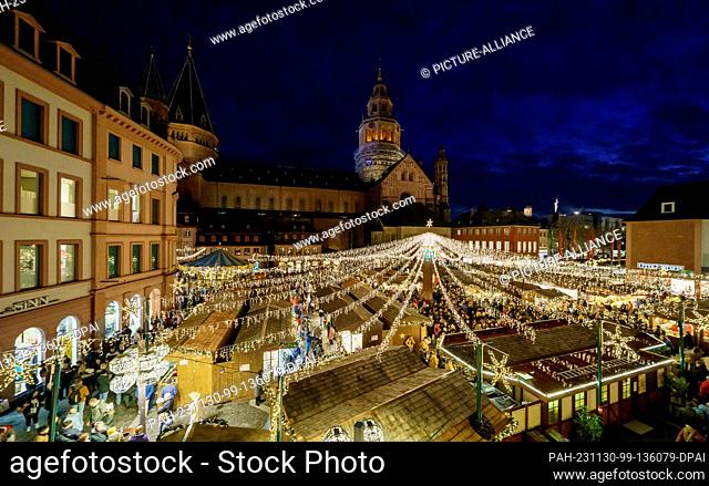PRODUCTION - 30 November 2023, Rhineland-Palatinate, Mainz: After the festive opening, the Christmas market shines in a blaze of lights