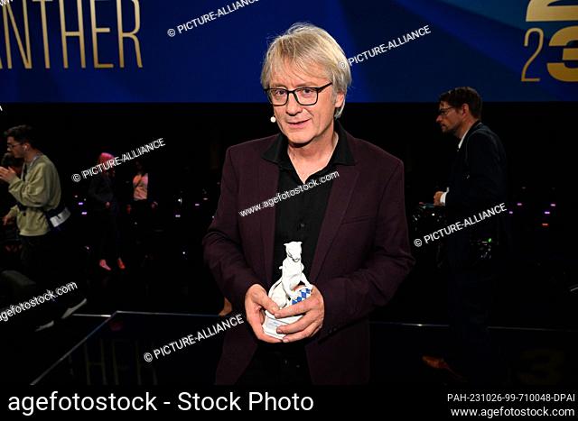 25 October 2023, Bavaria, Munich: Author Kristian Kähler holds his Blue Panther in the Culture/Education category (together with Saskia Geisler