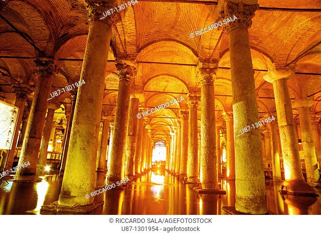 Turkey, Instanbul, Sunken Palace, Basilica Cistern, forest of columns