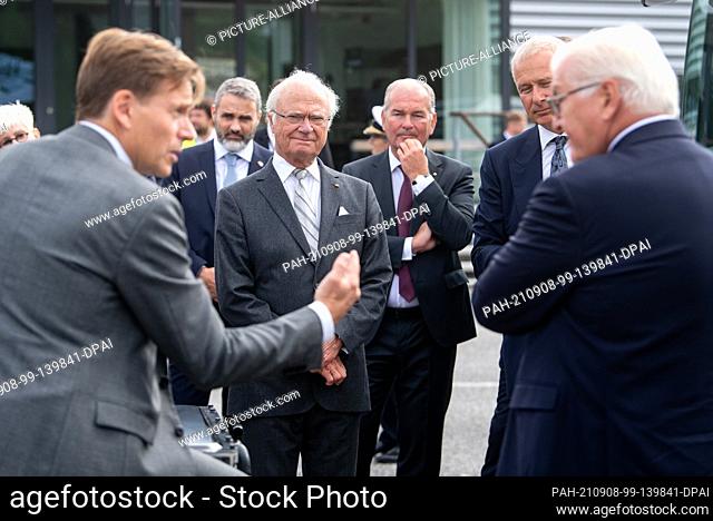 08 September 2021, Sweden, Södertälje: German President Frank-Walter Steinmeier (r) and King Carl XVI Gustaf of Sweden (m) listen to Christian Levin (l)