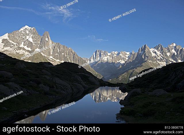 France, Haute-Savoie (74), Alps, Aiguille Verte (3842m left), Grandes Jorasses (4208m midden) reflecting in the Lake Blanc and Aiguilles de Chamonix (right)