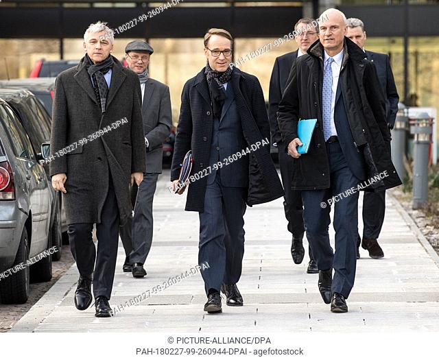 27 February 2018, Germany, Frankfurt am Main: Michael Best (L-R), manager of the central unit Communications at the German Central Bank, Jens Weidmann