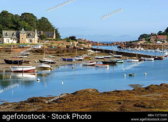 Houses and boats at Ploumanac'h, Côte de Granit Rose, France, Brittany, Département Côtes-d'Armor