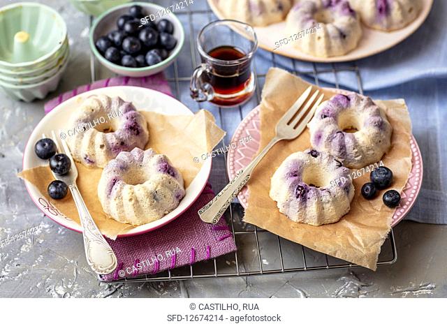 Mini cheesecakes with white beans and blueberries