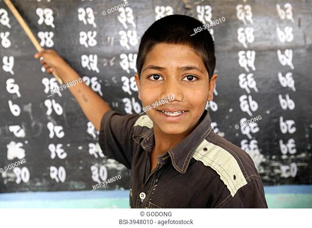 Indian schoolboy cole gar on colier scolarisation personne tableau apprentissage hindi regard geste visage horizontale int rieur b ton l ve Hardwar Haridwar