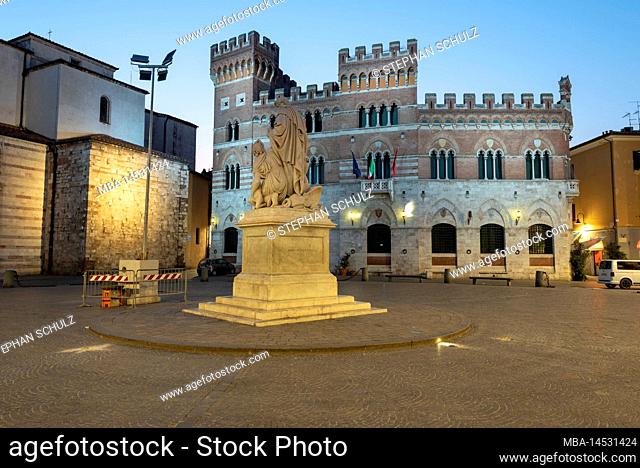 Piazza Dante with Duomo San Lorenzo, right Neo-Gothic Town Hall, seat of the provincial government, center Monument to Canapone