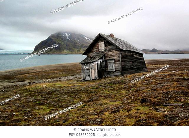 Spitzbergen, old crooked wooden hut anno 1904, Recherchefjorden, Snatcherpynten