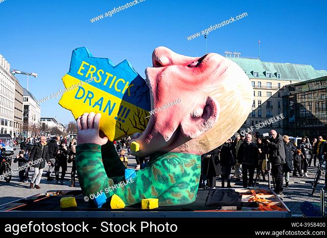 Berlin, Germany, Europe - A carnival float at the Pariser Platz square in front of the Brandenburg Gate, by the sculptor and carriage builder Jacques Tilly...