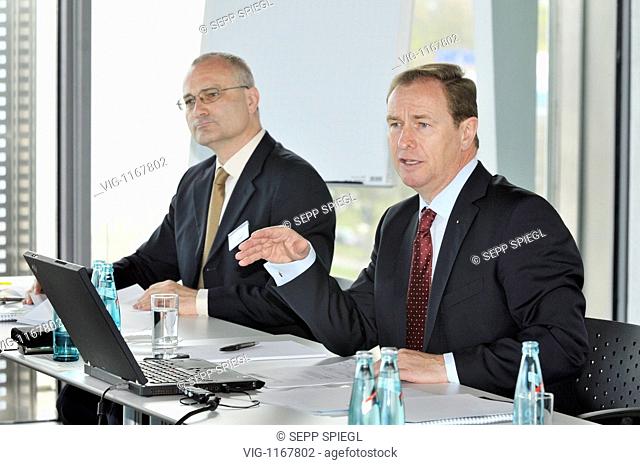 Deutschland, Mannheim, 08.04.2009 Helmut POSCH (re), Vorsitzender des Vorstandes und Alf N. SCHLEGEL, Finanzvorstand der Mannheimer AG Holding