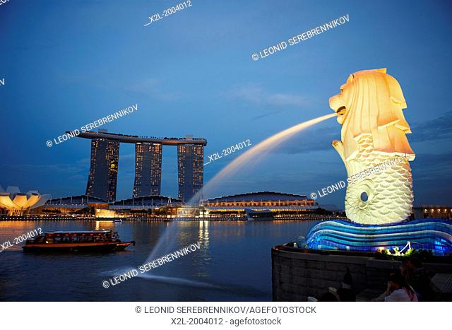 Merlion statue with Marina Bay Sands Hotel at the background, Singapore