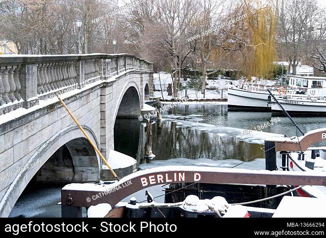 Berlin-Mitte, Märkisches Ufer, Spree Canal, historic harbor, island bridge, snow