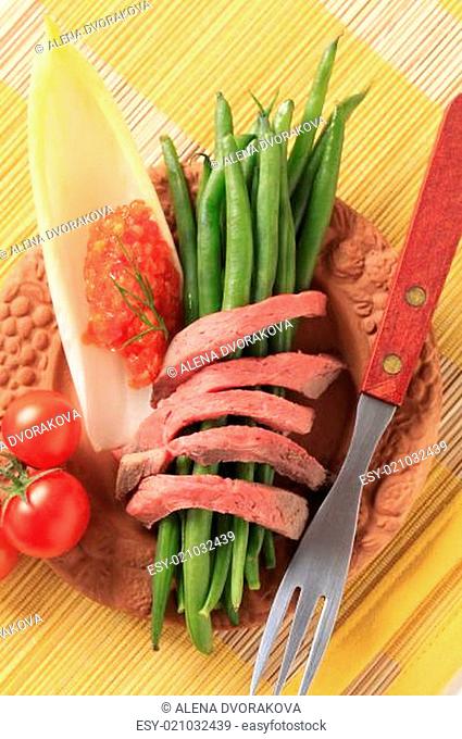 Strips of roast beef with string beans