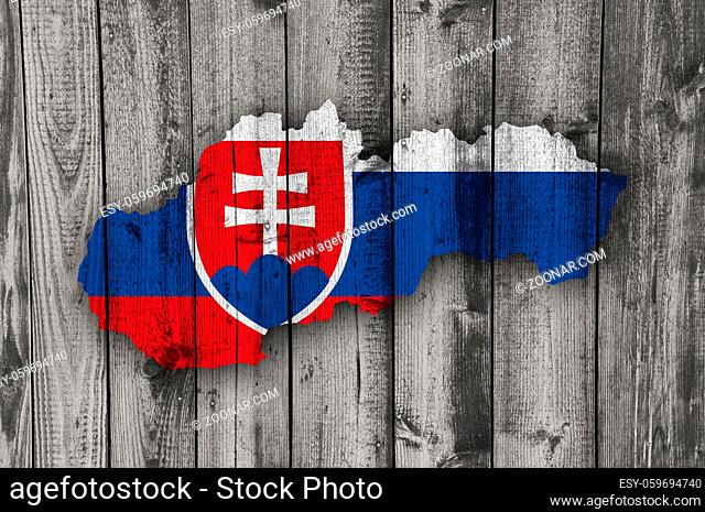 Karte und Fahne der Slowakei auf verwittertem Holz - Map and flag of Slovakia on weathered wood