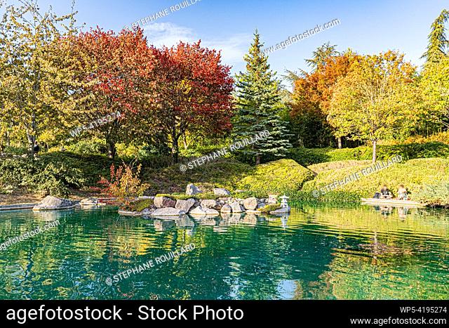 The Japanese garden in Dijon in autumn colours. Le jardin japonais Ã  Dijon aux couleurs de l'automne