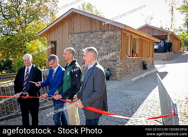 12 October 2022, Saxony-Anhalt, Halle (Saale): Dr. Jürgen Fox (Chairman of Saalesparkasse), Halle's Mayor Egbert Geier, Zoo Director Dr