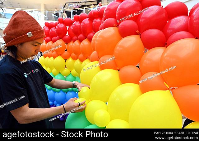 04 October 2023, Thuringia, Erfurt: Gustavo Miyamoto from Ballonetti works on setting up the ""Balloon Worlds"" exhibition in the ""Thüringen-Park"" shopping...