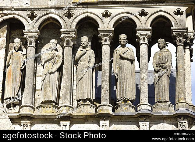 Statues de la facade sud de la cathedrale, Ville de Chartres, Departement d'Eure-et-Loir, region Centre-Val-de-Loire, France, Europe