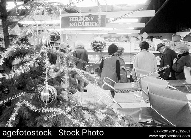 ***DECEMBER 3, 1976 FILE PHOTO***Newly-opened department store Prior in Olomouc, Czechoslovakia, December 3, 1976. (CTK Photo/Vladislav Galgonek)
