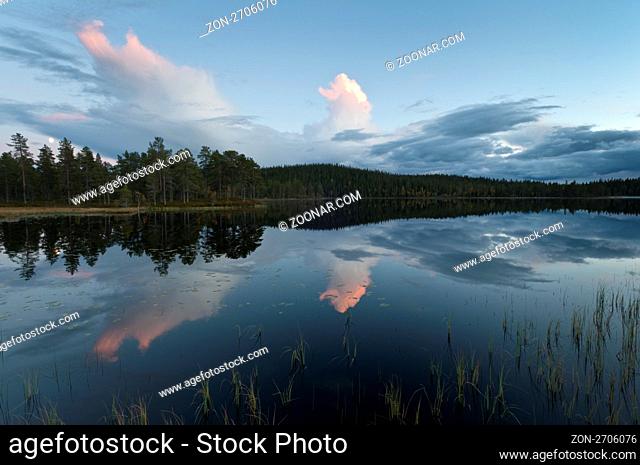 abendliche Wolkenstimmung an einem Waldsee, Hedmark Fylke, Norwegen; September 2010