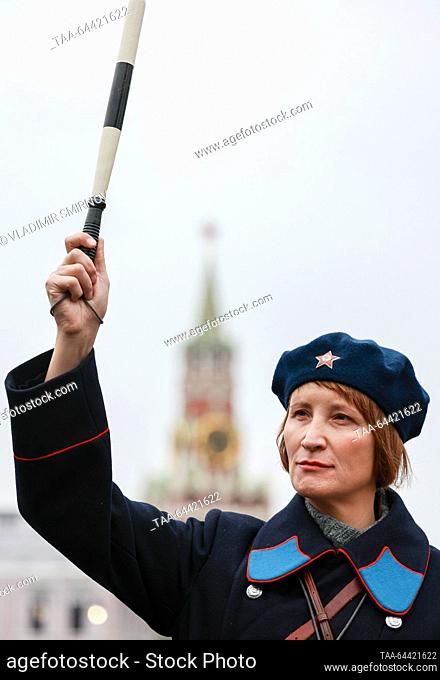 RUSSIA, MOSCOW - 5 de NOVIEMBRE, 2023: Un oficial de control de tráfico femenino que llevaba un uniforme de período en un museo al aire libre en la Plaza Roja;...