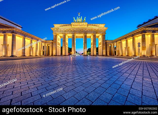 Das berühmte beleuchtete Brandenburger Tor in Berlin in der Dämmerung, ohne Menschen